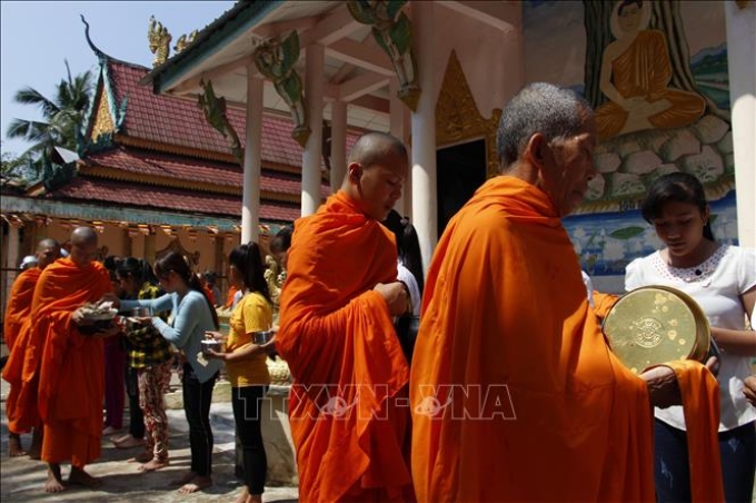 Nghi lễ dâng bát trong lễ Sen Dolta tại chùa 14.000, ấp 5, xã Vĩnh Trung, huyện Vị Thủy (Hậu Giang). Ảnh tư liệu: Hồng Thái/TTXVN