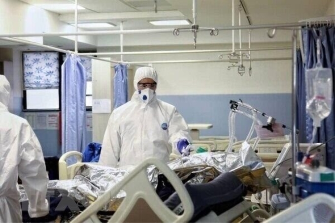 Nhân viên y tế điều trị cho bệnh nhân COVID-19 tại bệnh viện ở Iran. (Ảnh: IRNA/TTXVN)