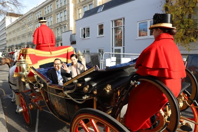 Nghi thức đón Đại sứ Nguyễn Hoàng Long cùng phu nhân đến trình quốc thư lên Nữ hoàng Anh Elizabeth II. (Ảnh: TTXVN)