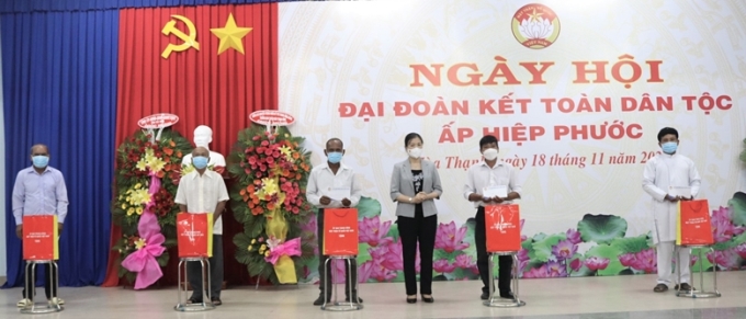 Phó Chủ tịch Ủy ban MTTQ Việt Nam Trương Thị Ngọc Ánh tặng quà cho các hộ dân có hoàn cảnh khó khăn.