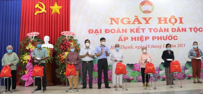 Lãnh đạo tỉnh Tây Ninh tặng quà cho các hộ gia đình có hoàn cảnh khó khăn.