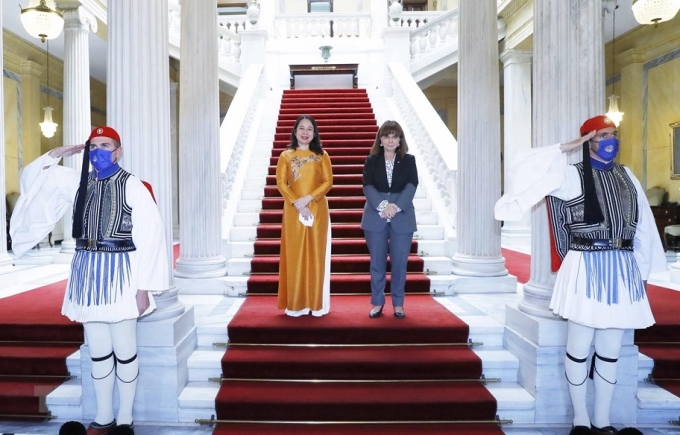 Phó Chủ tịch nước Võ Thị Ánh Xuân và Tổng thống Hy Lạp Katerina Sakellaropoulou. (Ảnh: TTXVN)