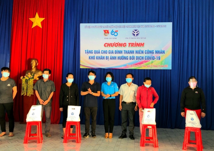 Lãnh đạo Tỉnh đoàn Tây Ninh cùng Ban Giám đốc Công ty TNHH Pou Hung VN tặng quà cho thanh niên công nhân khó khăn bị ảnh hưởng dịch Covid-19.