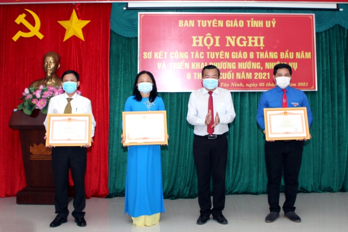 Phó Bí thư thường trực Tỉnh uỷ Phạm Hùng Thái tặng bằng khen cho các tập thể, cá nhân có thành tích xuất sắc trong học tập và làm theo tư tưởng, đạo đức, phong cách Hồ Chí Minh, giai đoạn 2016-2020.