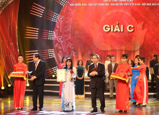 Báo Tây Ninh nhận giải C tại Lễ trao giải Búa liềm vàng lần thứ V-2020. (Ảnh: Phương Thúy)
