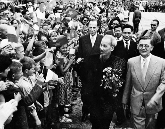 Nhân dân Ba Lan nồng nhiệt đón chào Chủ tịch Hồ Chí Minh và Đoàn đại biểu Chính phủ Việt Nam Dân chủ Cộng hòa, tháng 7/1957