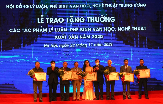 Thứ trưởng Bộ Văn hoá, Thể thao và Du lịch Tạ Quang Đông và nguyên Tổng Giám đốc Đài Tiếng nói Việt Nam Nguyễn Thế Kỷ trao Chứng nhận cho các tác giả đạt mức C. (Ảnh: TA)