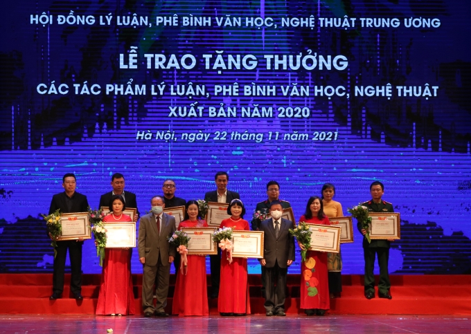 Nhạc sĩ Đỗ Hồng Quân, Chủ tịch Liên hiệp các Hội Văn học, nghệ thuật Việt Nam và PGS. TS. Phan Trọng Thưởng, Phó Chủ tịch Hội đồng Lý luận, Phê bình Văn học Nghệ thuật Trung ương trao Chứng nhận cho các tập thể. (Ảnh: TA)