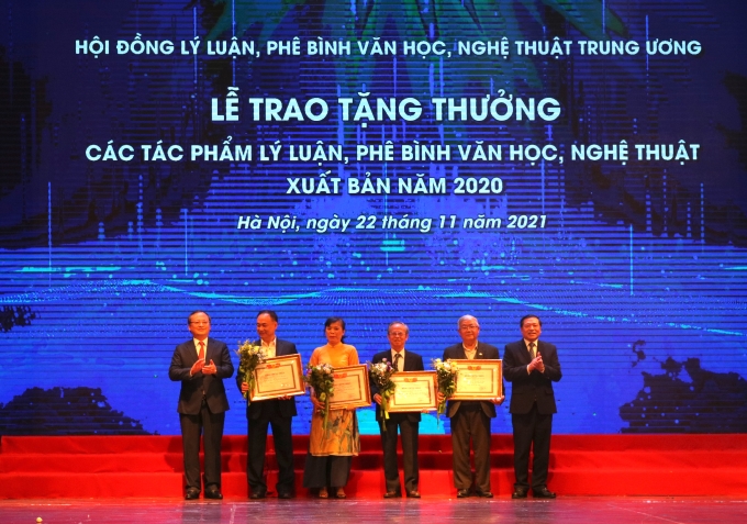 Phó Trưởng ban Thường trực Ban Tuyên giáo Trung ương Lại Xuân Môn và Tổng Giám đốc Đài Tiếng nói Việt Nam Đỗ Tiến Sỹ trao Chứng nhận cho các tác giả đạt mức B. (Ảnh: TA)