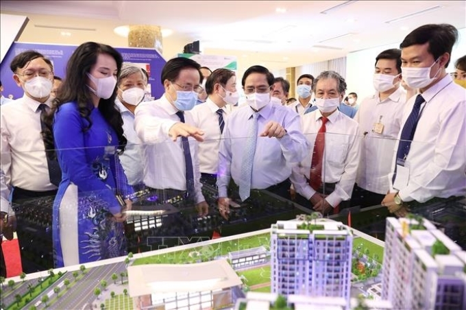 Thủ tướng Phạm Minh Chính tham quan trưng bày các sản phẩm khoa học, kỹ thuật.