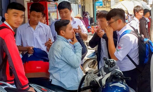 Báo động tình trạng học sinh, sinh viên hút thuốc lá ở Hà Nội