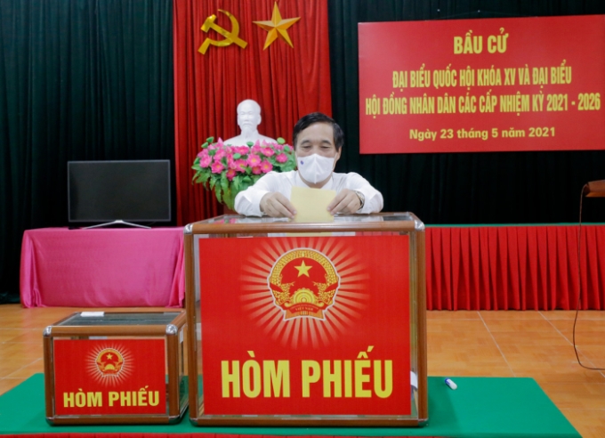 Bí thư Tỉnh ủy Phú Thọ Bùi Minh Châu bỏ phiếu bầu đại biểu Quốc hội khóa XV và đại biểu HĐND các cấp, nhiệm kỳ 2021 - 2026 tại khu vực bỏ phiếu số 1, phường Vân Phú