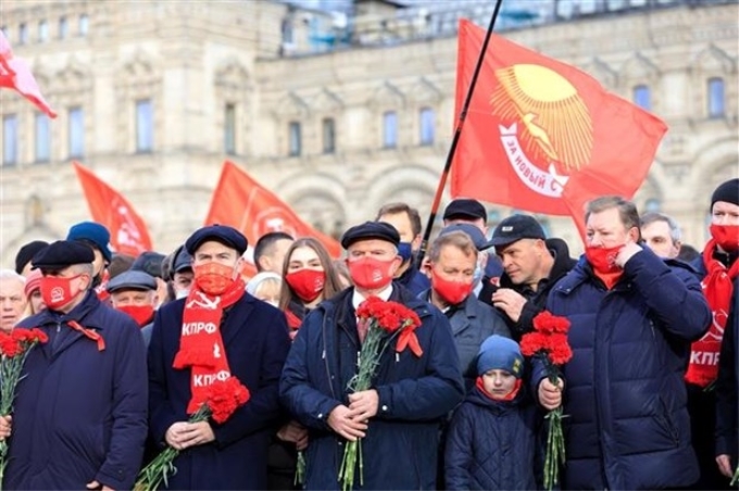 Ban lãnh đạo Đảng Cộng sản Liên bang Nga và lãnh đạo các phong trào cánh tả tham dự lễ kỷ niệm 104 năm Cách mạng Tháng Mười Nga. (Ảnh: TTXVN).