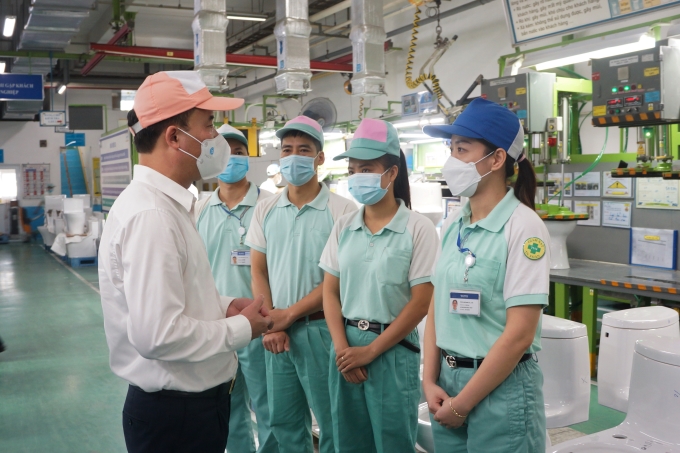 Tổng Giám đốc BHXH Việt Nam Nguyễn Thế Mạnh kiểm tra việc hỗ trợ người lao động tại Công ty TNHH ToTo Việt Nam