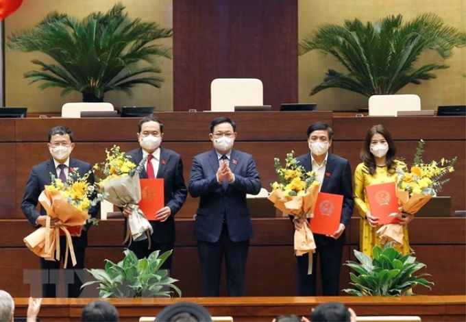 Chủ tịch Quốc hội Vương Đình Huệ trao Nghị quyết và tặng hoa cho Đoàn Chủ tịch Tổ chức Nghị sỹ hữu nghị Việt Nam. (Ảnh: Doãn Tấn/TTXVN)