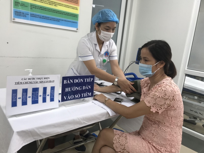 Tổ chức tiêm chủng vaccine COVID-19 cho cán bộ y tế. Ảnh: Tạ Nguyên.