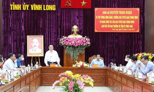 Đồng chí Nguyễn Trọng Nghĩa làm việc với Ban Thường vụ Tỉnh ủy Vĩnh Long