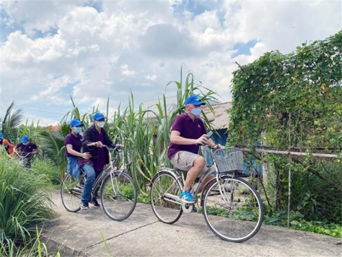 Du khách trải nghiệm các điểm đến Thạnh An, Thiềng Liềng, Vàm Sát... tại huyện Cần Giờ (Thành phố Hồ Chí Minh) bằng xe đạp. (Ảnh: Mỹ Phương/TTXVN)