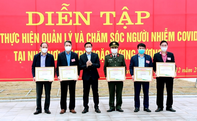 Bí thư Huyện ủy Vĩnh Tường Nguyễn Xuân Quang trao Giấy khen tặng các tập thể có thành tích xuất sắc.