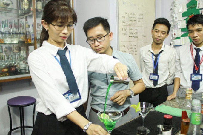 Học sinh nghề quản trị bếp và ẩm thực Trường Trung cấp Việt Giao trong giờ học.