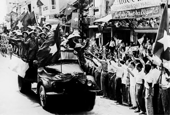 Hưởng ứng Lời kêu gọi Toàn quốc kháng chiến của Chủ tịch Hồ Chí Minh, đêm 19-12-1946, quân dân Thủ đô Hà Nội đã nổ phát súng đầu tiên mở đầu cuộc kháng chiến, cùng quân và dân cả nước nhất tề vùng lên kháng chiến và đã giành được thắng lợi, giữ vững độc lập, chủ quyền của dân tộc. Trong ảnh: Đại đoàn quân ta từ các cửa ô tiến vào giải phóng Thủ đô.