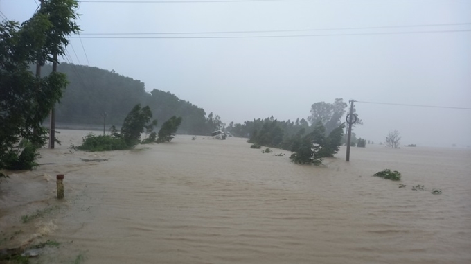 Đoạn đường qua huyện Phú Hòa, tỉnh Phú Yên bị nước lớn tràn qua mặt đường. Ảnh: Xuân Triệu