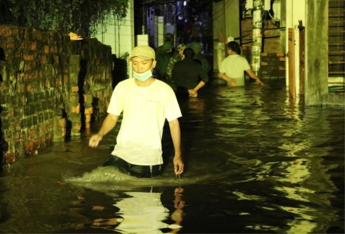 Sóng biển dâng cao, kết hợp với triều cường gây ngập sâu, uy hiếp hơn 100 hộ dân thuộc phường 6, thành phố Tuy Hòa, tỉnh Phú Yên.