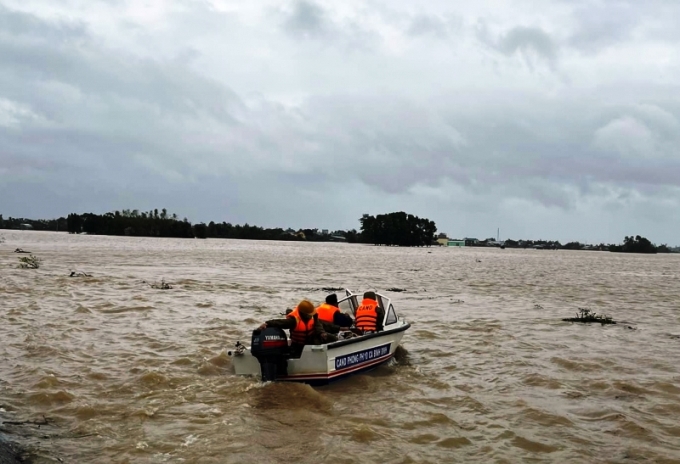 Lực lượng Công an khảo sát các khu vực bị ngập lụt.