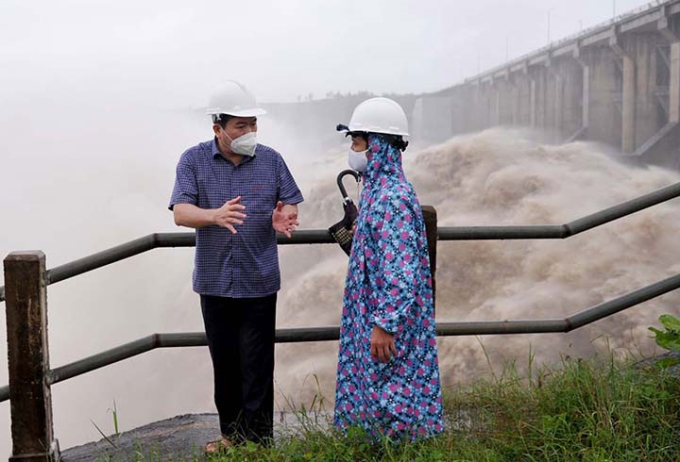 Chủ tịch UBND tỉnh Trần Hữu Thế kiểm tra việc vận hành, xả lũ tại hồ thủy điện Sông Ba Hạ.