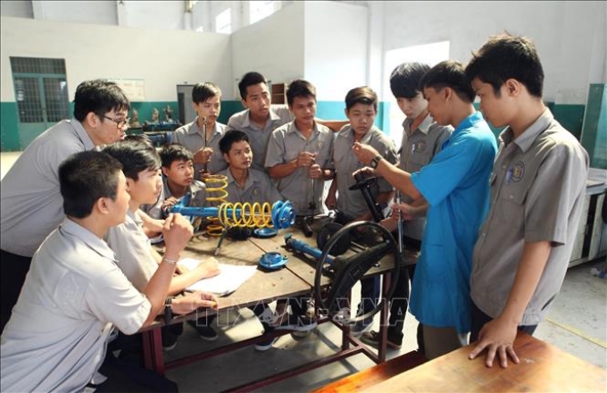 Lớp học Công nghệ ô tô của Trường Cao đẳng nghề Việt Nam - Singapore. (Ảnh: TTXVN).