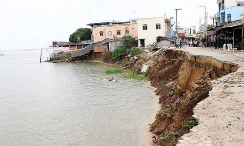 Hà Nội công bố tình huống khẩn cấp sạt lở bờ sông và bờ mái đê hiện nay