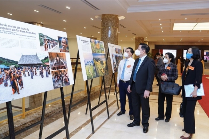 Trưởng Ban Tuyên giáo Trung ương Nguyễn Trọng Nghĩa tham quan triển lãm ảnh tại hội nghị.
