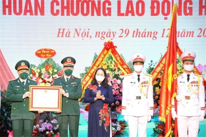 Phó Chủ tịch nước Võ Thị Ánh Xuân trao Huân chương Lao động hạng Nhì tặng Ban Quản lý Lăng Chủ tịch Hồ Chí Minh. (Ảnh: TTXVN)