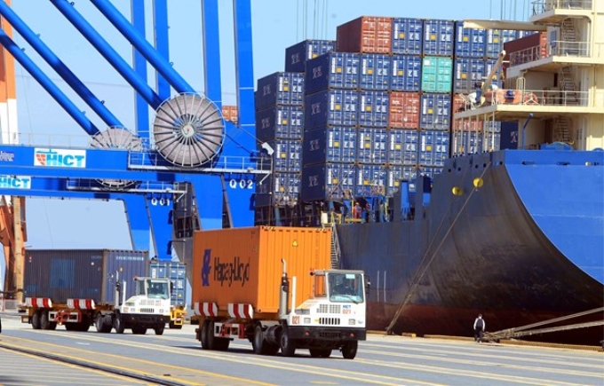 Hàng hóa được thông qua Cảng quốc tế Hải Phòng đảm bảo công tác phòng, chống dịch COVID-19. (Ảnh: TTXVN)