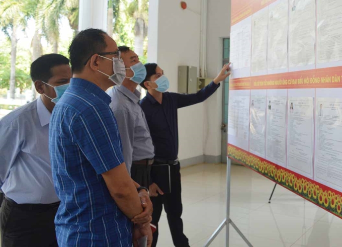 Cử tri huyện Chư Prông tìm hiểu tiểu sử các ứng cử viên đại biểu Quốc hội tại đơn vị bầu cử số 1.
