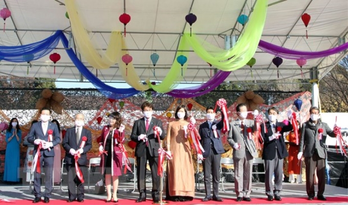 Các quan khách Việt Nam và Nhật Bản cắt băng khai mạc Lễ hội Việt Nam tại Nhật Bản. (Ảnh: TTXVN)