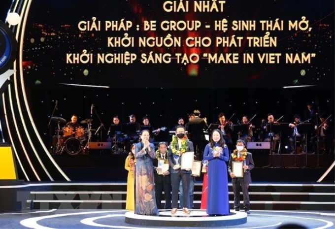 Phó Chủ tịch nước Võ Thị Ánh Xuân (bên phải) trao giải cho tác giả đoạt giải. (Ảnh: TTXVN)