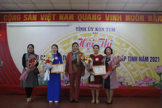 Lãnh đạo Ban Tuyên giáo Tỉnh ủy trao giải cho các thí sinh