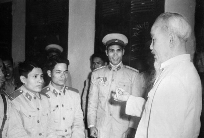 Chủ tịch Hồ Chí Minh thăm một đơn vị Cảnh sát nhân dân Thủ đô, Tết Quý Mão 1963. (Ảnh tư liệu: TTXVN)