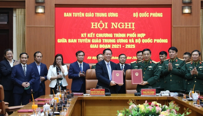 Đại tướng Phan Văn Giang, Bộ trưởng Bộ Quốc phòng và đồng chí Nguyễn Trọng Nghĩa, Trưởng Ban Tuyên giáo Trung ương đã ký Chương trình phối hợp giữa Ban Tuyên giáo Trung ương và Bộ Quốc phòng giai đoạn 2021 - 2025.