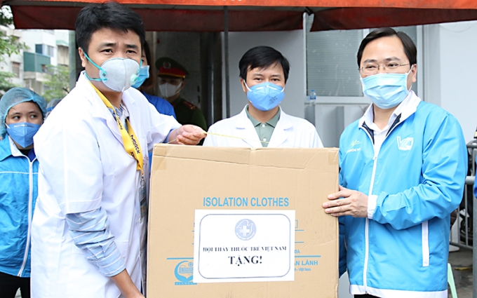 Đồng chí Nguyễn Anh Tuấn, Bí thư thứ nhất Trung ương Đoàn, Chủ tịch Trung ương Hội LHTN Việt Nam (bên phải) trao trang thiết bị phòng, chống dịch Covid-19 cho Bệnh viện Thận Hà Nội. (ảnh minh họa)