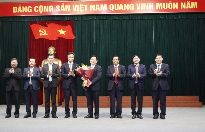 Lãnh đạo các ban Đảng Trung ương chúc mừng đồng chí Nguyễn Trọng Nghĩa.