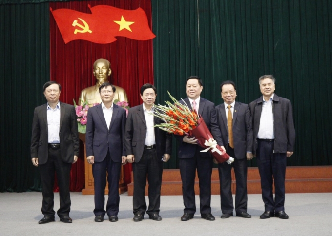 Hội đồng Lý luận Trung ương chúc mừng đồng chí Nguyễn Trọng Nghĩa.