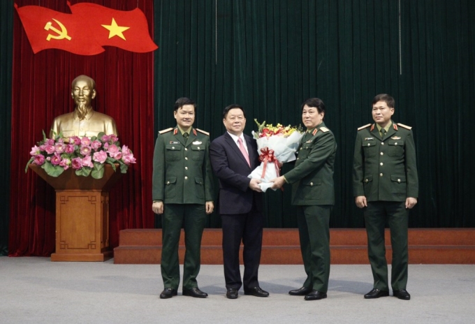 Đại tướng Lương Cường, Ủy viên Bộ Chính trị, Chủ nhiệm Tổng cục Chính trị Quân đội nhân dân Việt Nam chúc mừng đồng chí Nguyễn Trọng Nghĩa.