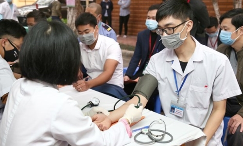 Gần 800 y bác sỹ và nhân viên y tế tham gia hiến máu vì người bệnh