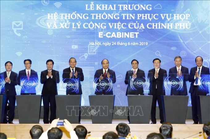 Thủ tướng Nguyễn Xuân Phúc và các đại biểu thực hiện nghi thức khai trương hệ thống thông tin phục vụ họp và xử lý công việc của Chính phủ e-Cabinet, ngày 24/6/2019. Ảnh: Thống Nhất/TTXVN