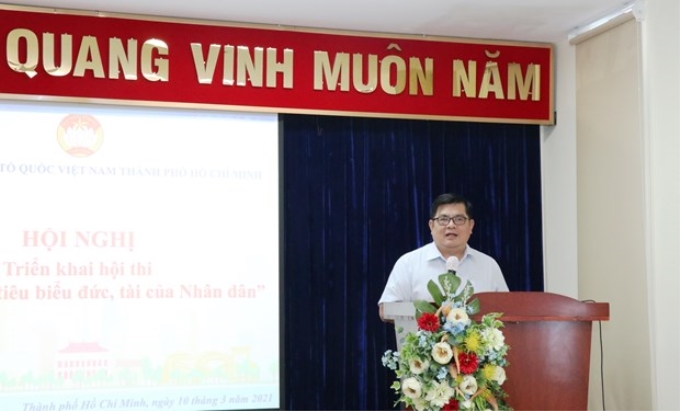 Ông Ngô Thanh Sơn, Phó Chủ tịch Ủy ban Mặt trận Tổ quốc Việt Nam Thành phố Hồ Chí Minh phát biểu triển khai Hội nghị. (Ảnh: Xuân Khu/TTXVN)