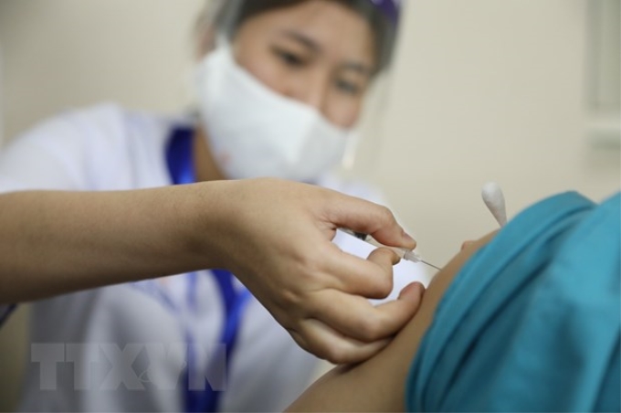 Nhân viên y tế tham gia trực tiếp công tác phòng chống dịch COVID-19 tại Bệnh viện Thanh Nhàn được tiêm vaccine phòng COVID-19. (Ảnh: Minh Quyết)
