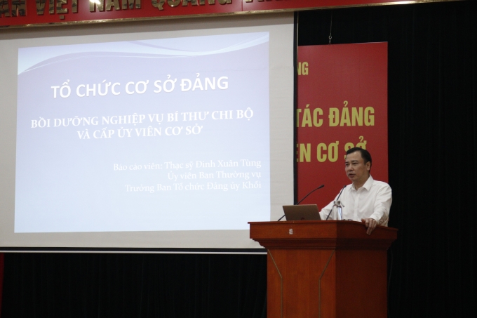 Đồng chí Đinh Xuân Tùng, Trưởng ban Tổ chức Đảng ủy Khối các cơ quan Trung ương trình bày chuyên đề về công tác tổ chức của Đảng.