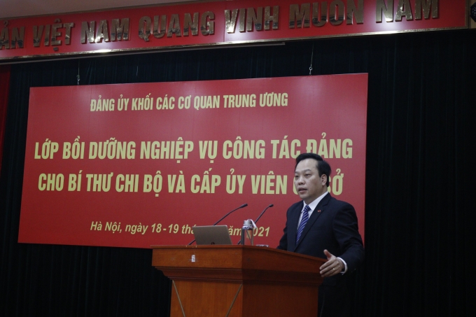 Đồng chí Đinh Xuân Tùng, Trưởng ban Tổ chức Đảng ủy Khối các cơ quan Trung ương trình bày chuyên đề về công tác tổ chức của Đảng.